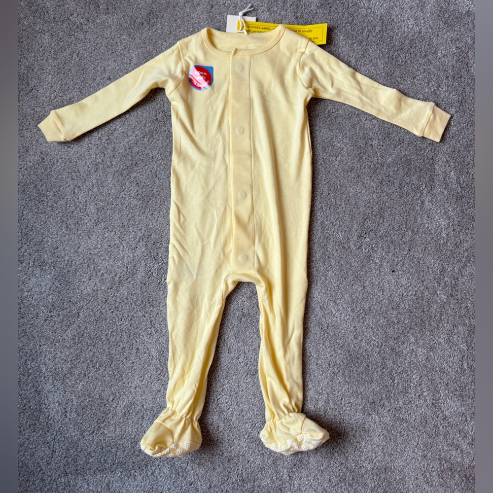 Simply Magnetic Me Organic Cotton Onesie in Banana Pudding. NWT. 12-18 months